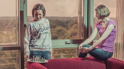 Anna Muzychuk (con camiseta rosa) y su hermana Mariya, campeona del mundo 2015 de ajedrez. 