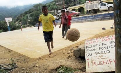 Arturo de Jesús Ramírez (de amarillo) en una cancha de Río Venado.