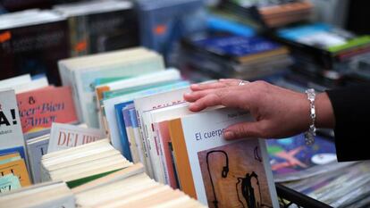 Una persona observa libros ayer, en la Plaza de Armas de Santiago (Chile). 