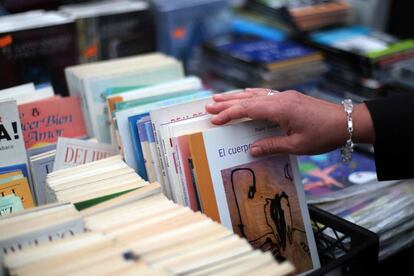 Una persona observa libros ayer, en la Plaza de Armas de Santiago (Chile). 