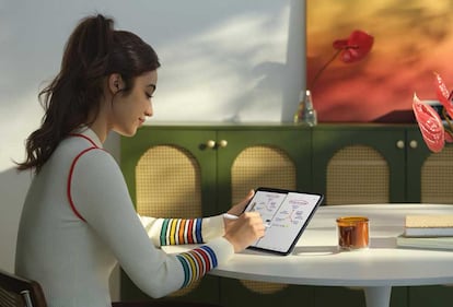 Chica con el tablet OPPO Pad 5