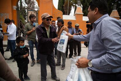 El Gobierno de Puebla entrega kits de protección de ceniza en Santiago Xalitzintla.