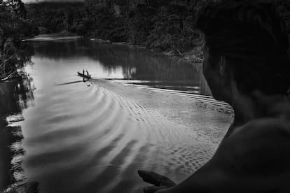 Uma lancha viaja pelo rio Bobonaza, bem próximo ao território da comunidade de Sarayaku, na mais profunda selva amazônica. O rio é o único acesso para chegar a essa região do Equador. Antes é preciso percorrer 50 quilômetros em um jipe por caminhos sem asfalto e depois é preciso navegar outras quatro horas em pequenas lanchas quando o rio permite. Os sarayakus sempre se opuseram à construção de uma estrada para evitar o desmatamento e manter o controle do território.