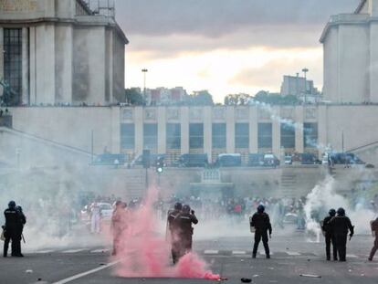 Los antidisturbios se emplearon a fondo para tratar de soliviantar a los centenares de ultras violentos. 