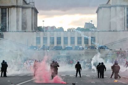 Los antidisturbios se emplearon a fondo para tratar de soliviantar a los centenares de ultras violentos. 