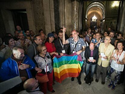 Miembros del colectivo LGTBI celebran en el Parlament la aprobación de la ley contra la homofobia, en 2014.