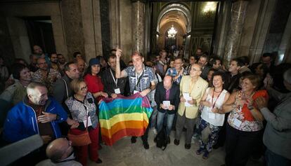 Miembros del colectivo LGTBI celebran en el Parlament la aprobación de la ley contra la homofobia, en 2014.