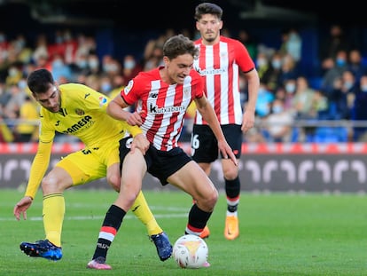 El centrocampista del Athletic Alex Petxarromán (d) trata de jugar un balón ante Manu Trigueros, del Villarreal, durante el partido de Liga en Primera División que disputan este sábado en el estadio de La Cerámica.