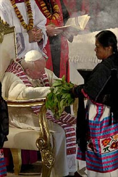 Una india mexicana realiza un "ritual de limpieza" durante la ceremonia de beatificación.