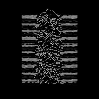 <p>"Diseñada por <a href="https://petersaville.info/" rel="nofollow" target="_blank">Peter Saville</a>, la de <em>Unknown Pleasures</em> (1979) es una cubierta que, con unos recursos mínimos, un gráfico en línea blanca sobre fondo negro, ha conseguido ser poderosa y se ha convertido en una imagen de culto", señala el diseñador e ilustrador Pep Carrió. Y explica: "Se trata del gráfico de una frecuencia descubierta por un radiotelescopio y que el diseñador recuperó de una enciclopedia".</p>