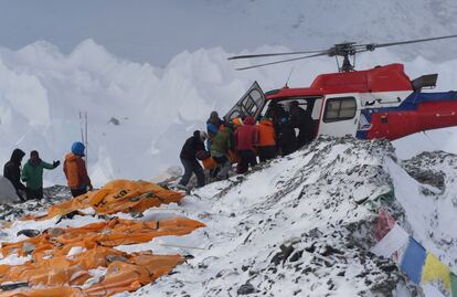 Una víctima és introduïda en un helicòpter al camp base de l'Everest.