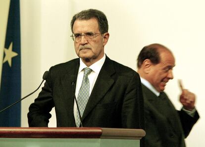 Mientras Romano Prodi, presidente de la Comisión Europea, atiende a los medios en una rueda de prensa conjunta en Roma en julio de 2003, el primer ministro italiano Berlusconi gesticula en segundo término.