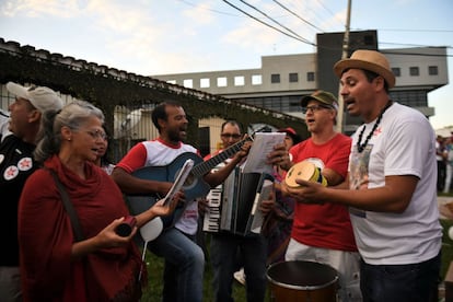 As manifestações de apoio a Lula não se limitaram em São Bernardo. A foto mostra um grupo lulista nos aforas da sede da PF em Curitiba, onde Lula ficará preso.