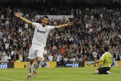 Cristiano Ronaldo celebra el segundo de sus cuatro goles ante la desesperación del guardameta del Racing de Santander, Toño.