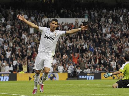 Cristiano Ronaldo celebra el segundo de sus cuatro goles ante la desesperación del guardameta del Racing de Santander, Toño.