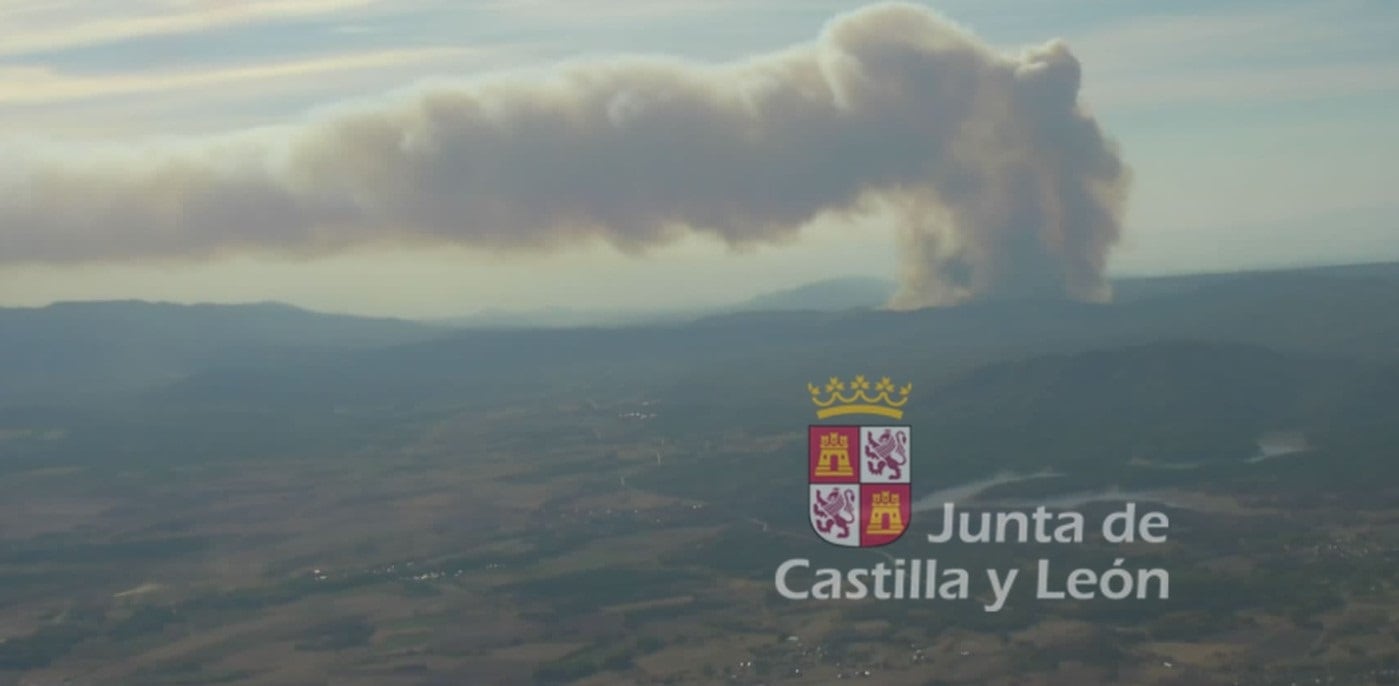 El avance de las llamas obliga a confinar dos pueblos en la montaña leonesa