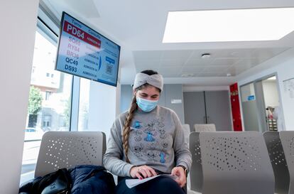 Una joven con mascarilla en el hospital Gregorio Marañón, el pasado 11 de enero.