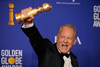 Stellan Skarsgård, con el Globo de Oro por su trabajo en la serie 'Chernóbil'.