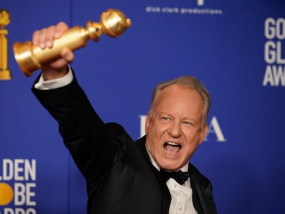 Stellan Skarsgård, con el Globo de Oro por su trabajo en la serie 'Chernóbil'.