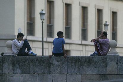 Tres niños emigrantes en un barrio de Granada.