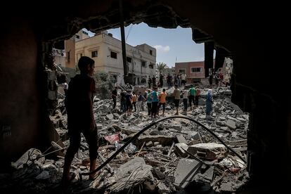 Palestinos inspeccionan una casa destruida por los ataques aéreos israelíes en el sur de la ciudad de Gaza.