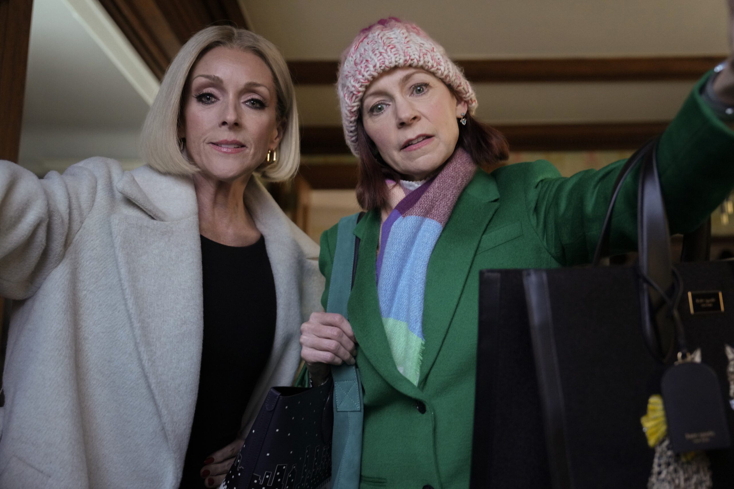 Jane Krakowski, una de las actrices invitadas de 'Elsbeth', con Carrie Preston, en un episodio de la primera temporada.