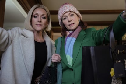 Jane Krakowski, one of the guest actresses of 'Elsbeth', with Carrie Preston, in an episode of the first season.