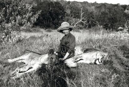 La escritora danesa Isak Dinesen, premio Nobel de Literatura en 1920, en un safari en 1914.