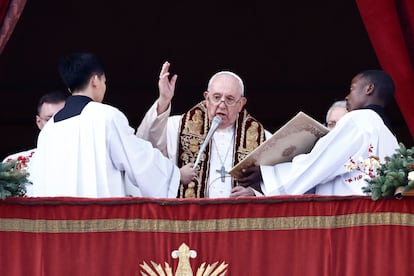 El Papa, durante la tradicional bendición 'urbi et orbi' este domingo.