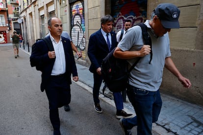 El secretario general del JxCAT, Jordi Turull (a la izquierda), y el 'expresident' de la Generalitat Carles Puigdemont llegan al acto de bienvenida en el paseo Lluís Companys de Barcelona.