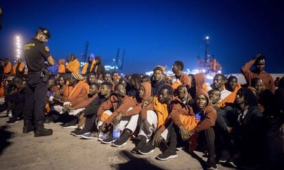 Un grupo de migrantes en el puerto de Algeciras.