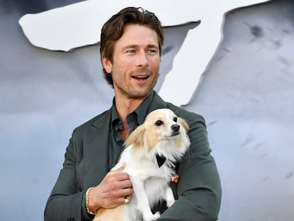 El actor Glen Powell y su perro Brisket en el estreno de 'Twisters' este mes en Los Ángeles.