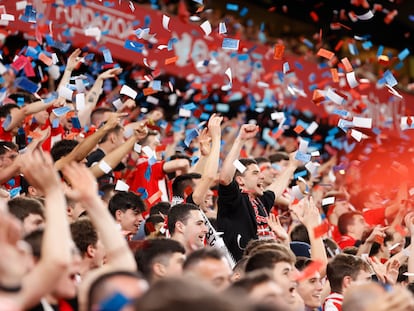 La afición del Athletic lanza al terreno de juego billetes con la cara de Joan Laporta y la palabra "mafia" durante el partido entre el Athletic y el Barcelona, en San Mamés el domingo.