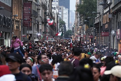 La calle Madero fue la principal ruta de acceso al Zócalo que se vio abarrotada desde el medio día de este domingo. 