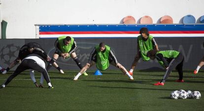 Cech, Lampard, Fernando Torres, William y David Luiz ejercitándose en el estadio Parque de los Príncipes de París, en la víspera de su enfrentamiento al PSG en el partido de ida de los cuartos de final de la Champions League.