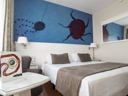 Una de las habitaciones del hotel Joan Miró Museum, de Palma, con obra gráfica del pintor.