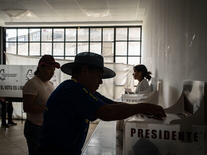 Un hombre deposita su voto para la elección presidencial, este 2 de junio en Milpa Alta (Ciudad de México).