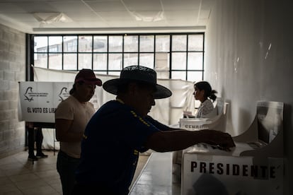 Un hombre deposita su voto para la elección presidencial, este 2 de junio en Milpa Alta (Ciudad de México).