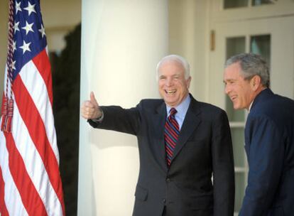 McCain es recibido por el presidente Bush en la Casa Blanca tras conocerse que será el candidato republicano a las presidenciales de 2008