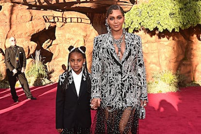 Blue Ivy y Beyoncé en el estreno de El Rey León en Hollywood en 2019.