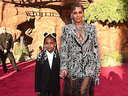 Blue Ivy y Beyoncé en el estreno de El Rey León en Hollywood en 2019.