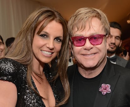 Britney Spears y Elton John, que acaban de grabar juntos la canción 'Hold me closer', en una fiesta en Hollywood, en febrero de 2013.