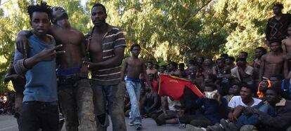 Parte del grupo de unos 600 inmigrantes que el pasado jueves logró saltar la valla de Ceuta, en el CETI de la ciudad autónoma.