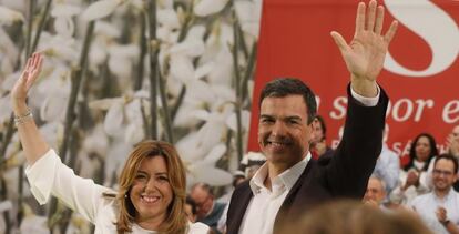 El secretario general del PSOE, Pedro Sánchez, junto a la presidenta de Andalucía, Susana Díaz (i), durante su presentación como candidato del partido a la Presidencia del Gobierno, en un acto celebrado hoy en el pabellón Los Rosales de la localidad madrileña de Móstoles. EFE/Fernando Alvarado