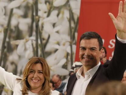 El secretario general del PSOE, Pedro S&aacute;nchez, junto a la presidenta de Andaluc&iacute;a, Susana D&iacute;az (i), durante su presentaci&oacute;n como candidato del partido a la Presidencia del Gobierno, en un acto celebrado hoy en el pabell&oacute;n Los Rosales de la localidad madrile&ntilde;a de M&oacute;stoles. EFE/Fernando Alvarado