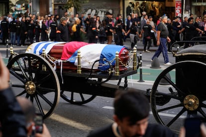 La carroza fúnebre transporta el cuerpo del expresidente uruguayo por las principales avenidas del centro de Montevideo. 