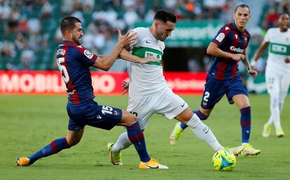 Lucas Pérez y Sergio Postigo pugnan por el balón