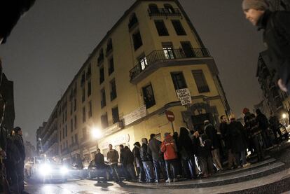 Concentración convocada ayer en apoyo a los okupas de la calle de Sebastián Elcano, 36, edificio propiedad de Bankia en el barrio de Embajadores.