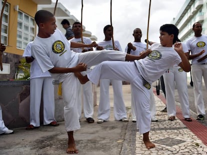 Niños pequeños realizan el arte marcial brasileño de Capoeira