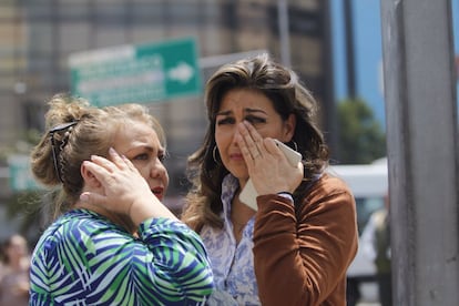 Dues persones evacuades es lamenten després del terratrèmol a Ciutat de Mèxic.